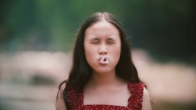一个小女孩在吹泡泡糖视频下载