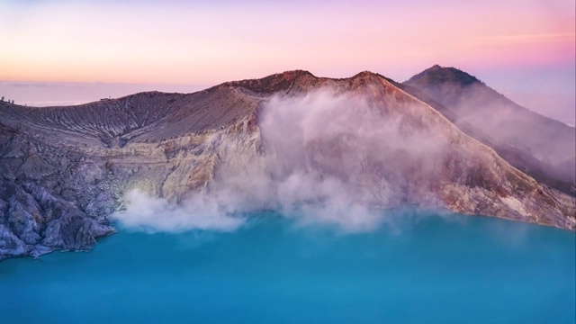 硫雾在火山湖，卡瓦伊真火山，印度尼西亚的延时视频素材