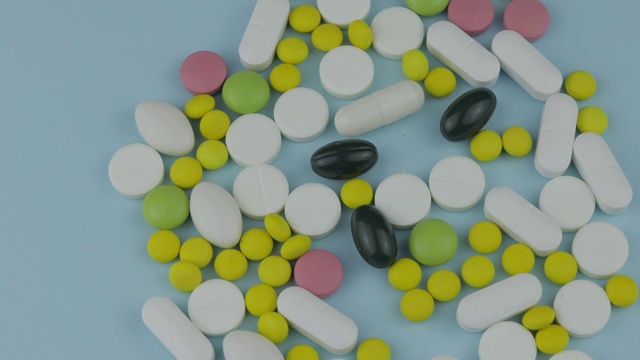 许多不同的旋转药丸和药物。药、药、片剂轮流视频下载