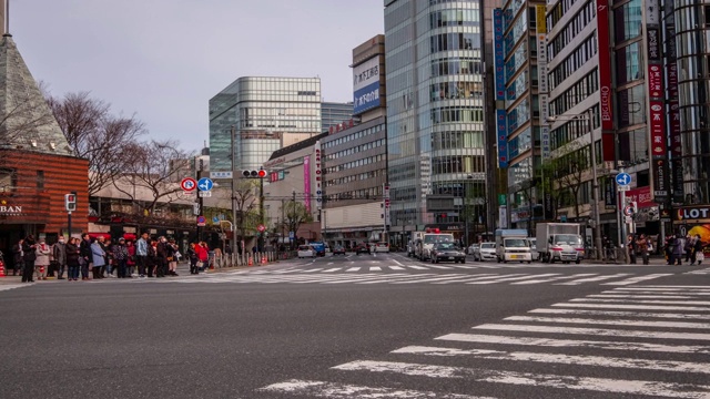 4K时间推移-放大在十字路口的交通与人行横道斑马线-东京银座日本视频素材