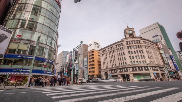 4K时间推移-放大人行横道斑马线与交通灯和汽车运输-银座东京日本视频素材