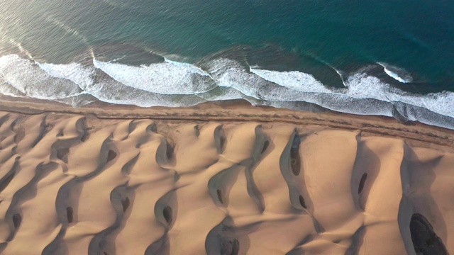 大加那利岛沙漠海岸线。鸟瞰图视频素材