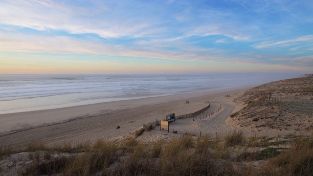 Sand beach at the Atlantic Ocean Cote d´银near the Vieux-Boucau-les-Bains村。法国，欧洲，大西洋。视频素材