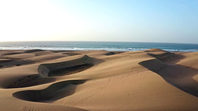 沙漠海岸线。鸟瞰图视频素材