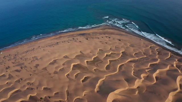 沙漠海岸线。鸟瞰图视频素材
