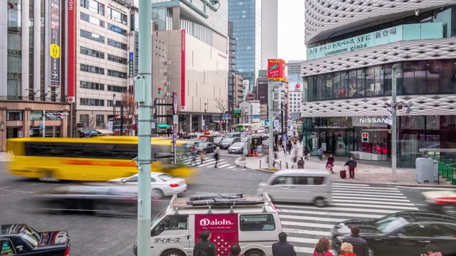 4K时间推移-缩小交通车辆运输在十字路口与行人过马路-日本东京银座视频素材