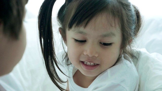 团聚:亚洲小女孩带着积极的情绪听哥哥说话视频下载