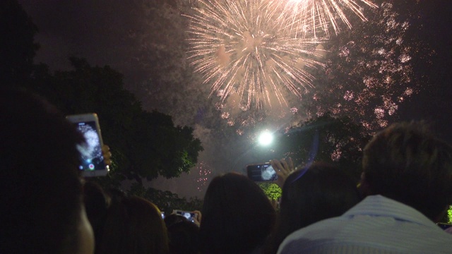 越南河内，越南新年庆祝活动中燃放的烟花。人拍照。河内还剑老城区视频下载