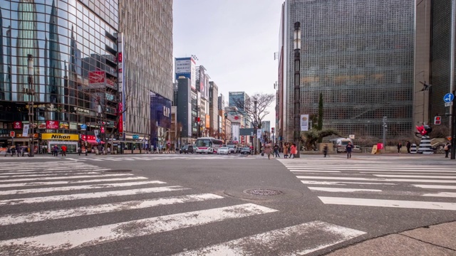 4K时间推移-缩小人行横道斑马线在银座中心-日本东京视频素材