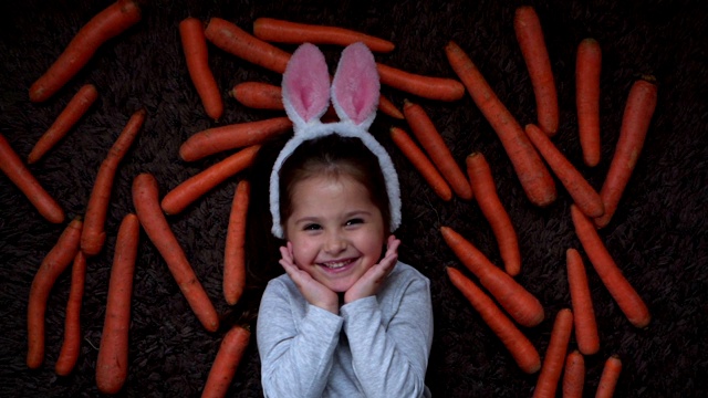 迷人的微笑女孩戴着兔耳朵视频下载