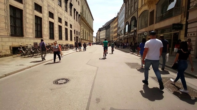 在慕尼黑居民街骑自行车视频素材