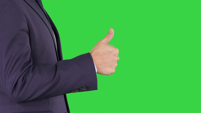商人在绿色屏幕上竖起大拇指，色度键视频素材