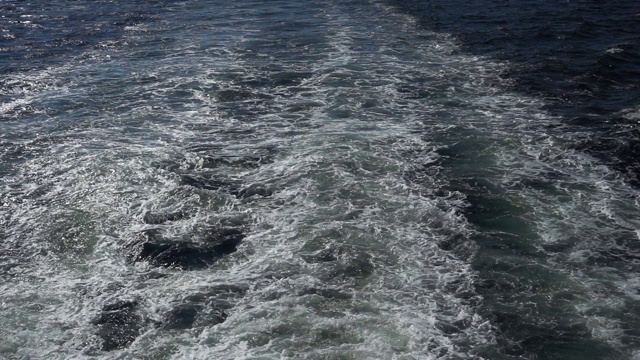 慢动作泡沫波的海水渡口视频素材