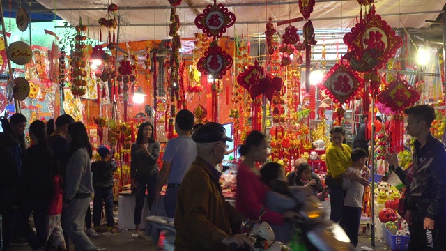 越南春节期间的河内夜市街。庆祝新年的装饰品。还剑老城区视频素材