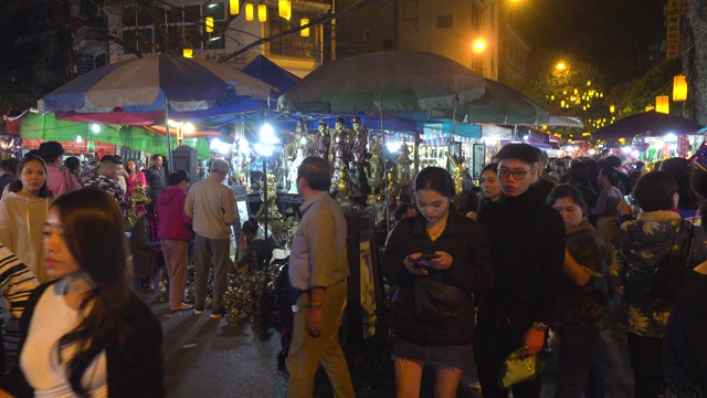 越南春节期间的河内夜市街。庆祝新年的装饰品。还剑老城区视频素材