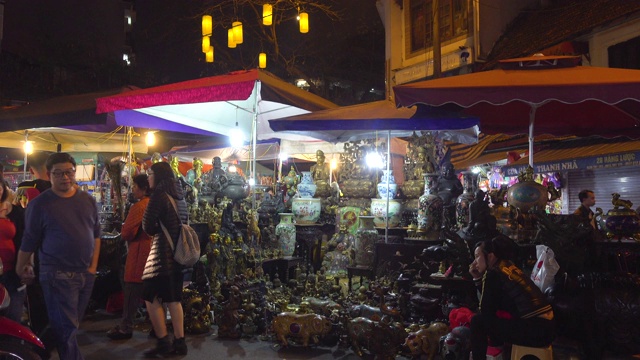河内夜市街。庆祝新年的装饰品。还剑老城区视频素材