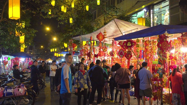 越南春节准备。越南春节期间的河内夜市街。庆祝新年的装饰品。还剑老城区视频素材