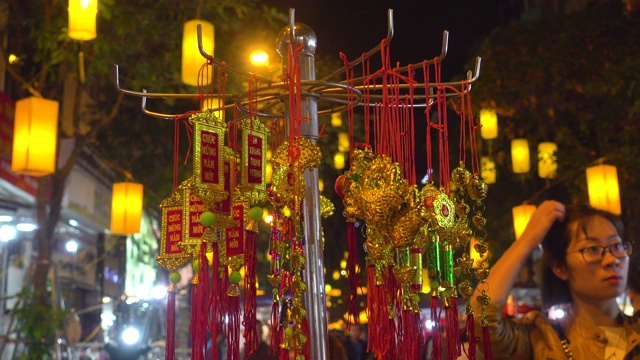 春节饰品特写。越南春节期间的河内夜市街。庆祝新年的装饰品。还剑老城区视频素材