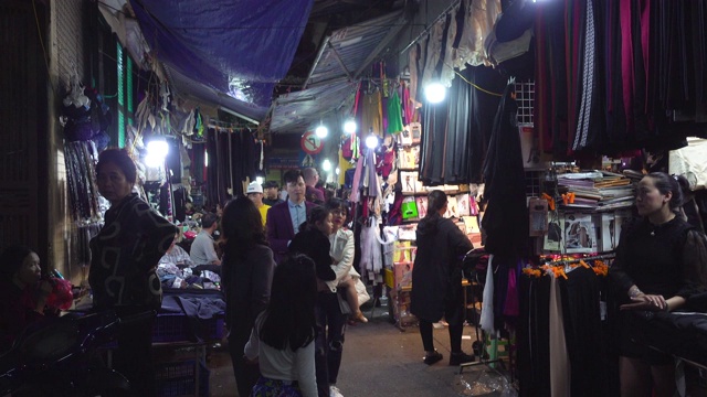 河内春节期间夜装市场的摊位视频素材