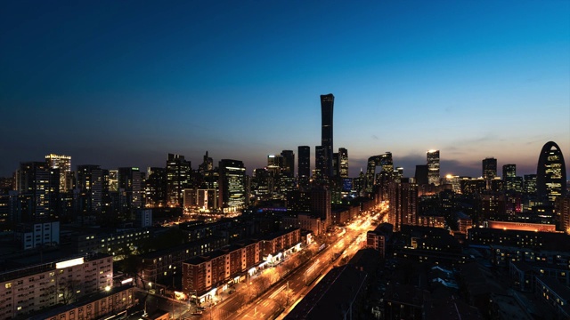 尖峰时刻城市天际线晚上的交通/中国北京视频素材