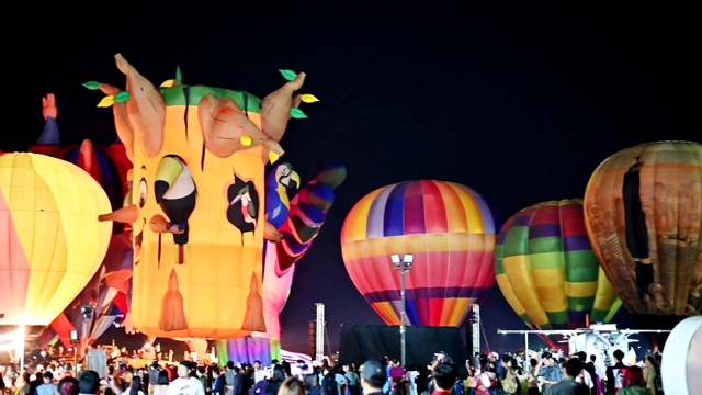 五彩缤纷的热气球在一年一度的节日晚上展示视频下载