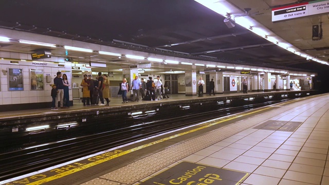 伦敦地铁列车驶离车站视频下载