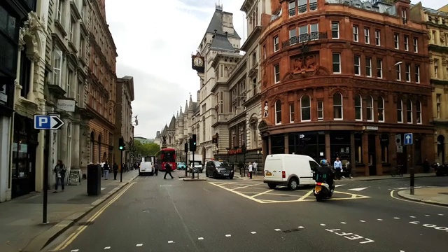 骑自行车在伦敦舰队街和斯特兰德视频素材