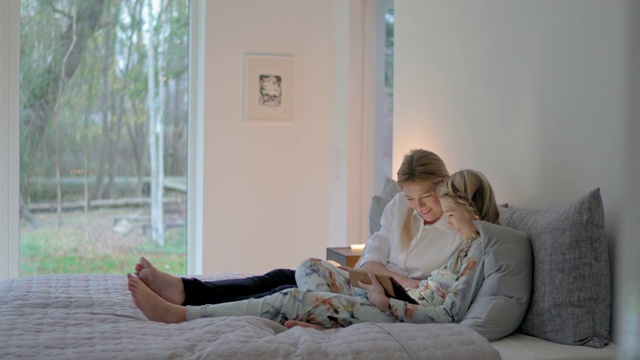 母亲和女儿使用平板电脑视频素材