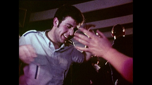 20世纪60年代，年轻男女在夜总会跳舞视频下载