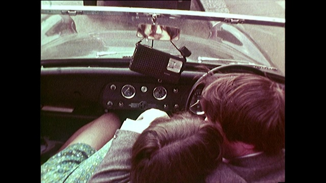 1960年代青少年收听便携式收音机的序列视频下载
