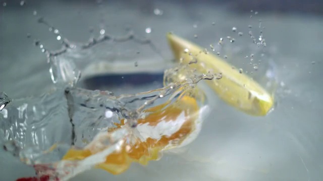 多汁的水果落入水中。点心的比喻。超级慢动作视频素材
