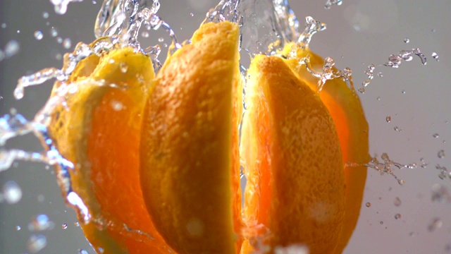 橙子分解成薄片。超级慢动作视频素材