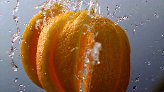 橙子分解成薄片。超级慢动作视频下载