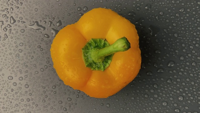 俯视图新鲜的黄辣椒，刚洗过的滴流到桌子上视频下载