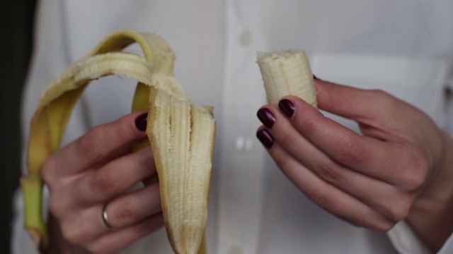 年轻女子正在吃新鲜香蕉视频素材