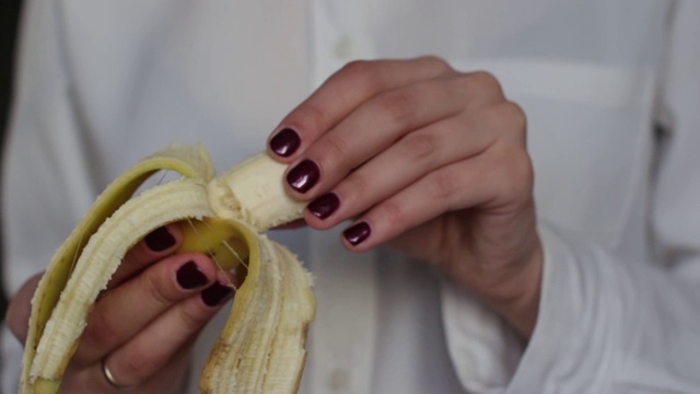 年轻女子剥香蕉皮视频素材