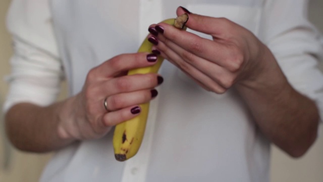 年轻女子拿着香蕉视频素材