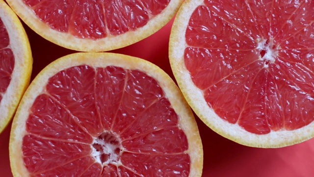 红色背景上切成一半的葡萄柚视频素材
