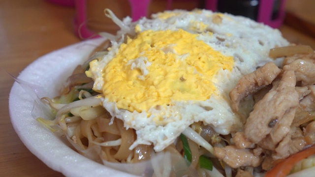 泰国著名的街头小吃泰式炒面视频素材