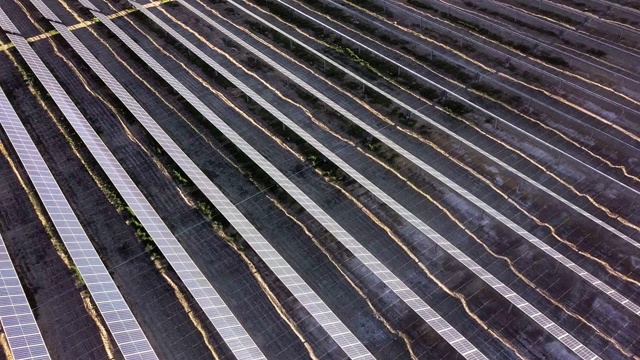 在沙漠中创造清洁可再生能源的大型太阳能农场上空的鸟瞰图视频素材