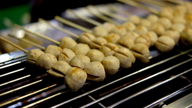 美味的泰式猪肉肉丸串在烤架上视频下载