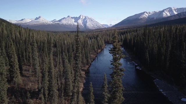 空中飞过纯净的河流和美丽的雪山在背景视频素材