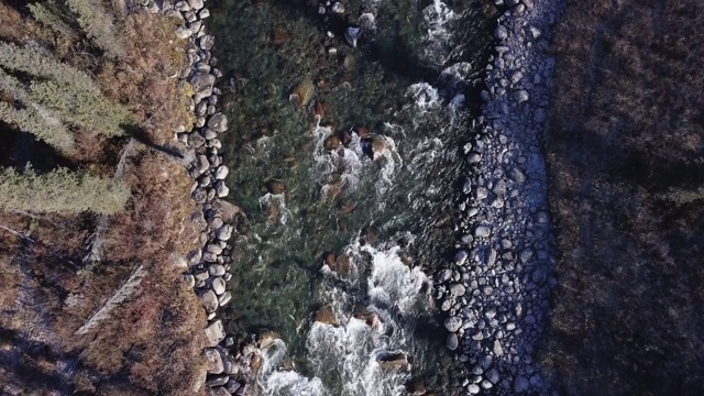鸟瞰山间溪流视频素材
