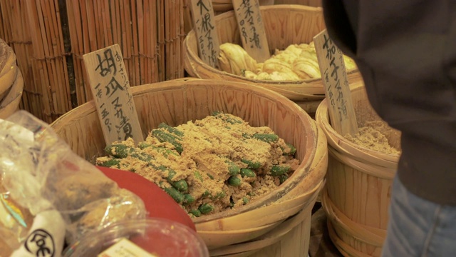 酱汤里的一桶桶腌黄瓜在nishiki市场出售视频下载