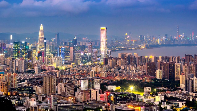 深圳湾和后海城市天际线从白天到夜晚的延时/中国深圳。视频素材