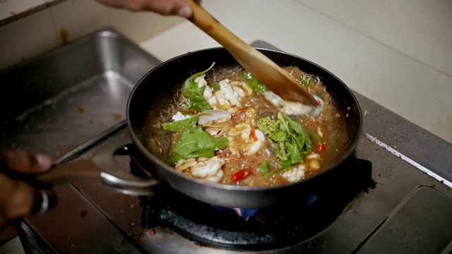油炸海鲜罗勒，泰国菜视频素材