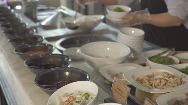 在度假村餐厅午餐时，厨师将食物放入碗中。在豪华酒店为传统的早午餐，午餐和晚餐餐厅食物视频素材