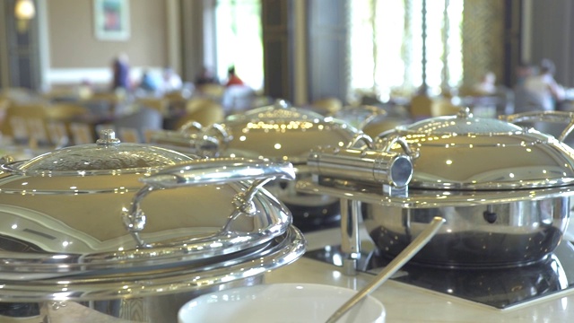 自助汤锅，午餐在全包酒店餐厅。在豪华酒店为传统的早午餐，午餐和晚餐餐厅食物。饮食及营养概念视频素材