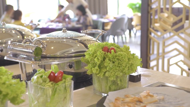 在全包式度假酒店餐厅的自助餐厅提供不同的食物。豪华旅游酒店提供传统的早午餐、午餐和晚餐。饮食及营养概念视频素材
