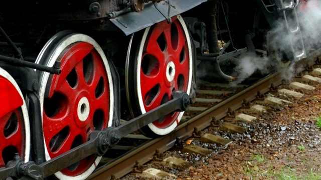 老式蒸汽机车的轮子(有声音)视频下载